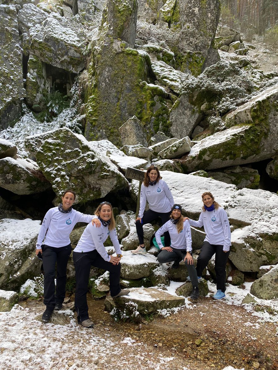 RetoPelayoVida's tweet photo. Las 5 navegantes del #retopelayovida #VueltaEspaña2020 @madridlorena @fatimadofer @nuriagomezmasia @MariaAldamaLop1 y @CalizCamara se reúnen en Segovia para celebrar 1 año de su salida desde Bilbao 
#esoesequipo https://t.co/zC4llULiib