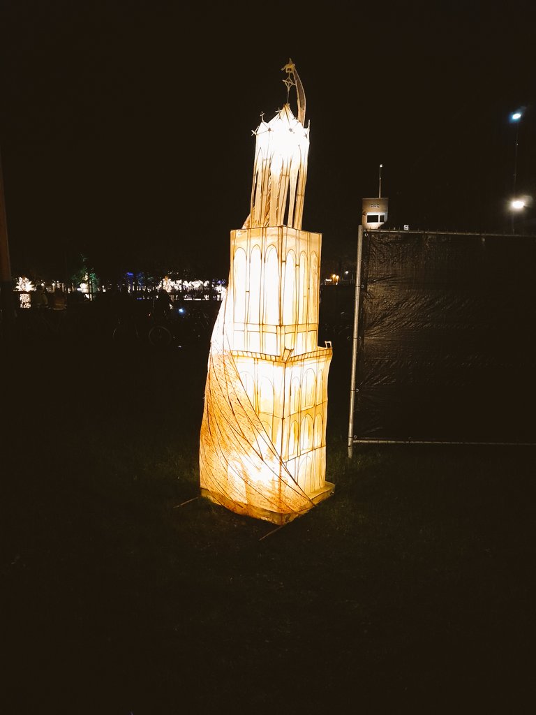 leidscherijnnws's tweet photo. Prachtige setting @StMaartenParade op Berlijnplein. https://t.co/ND7snqk5WX