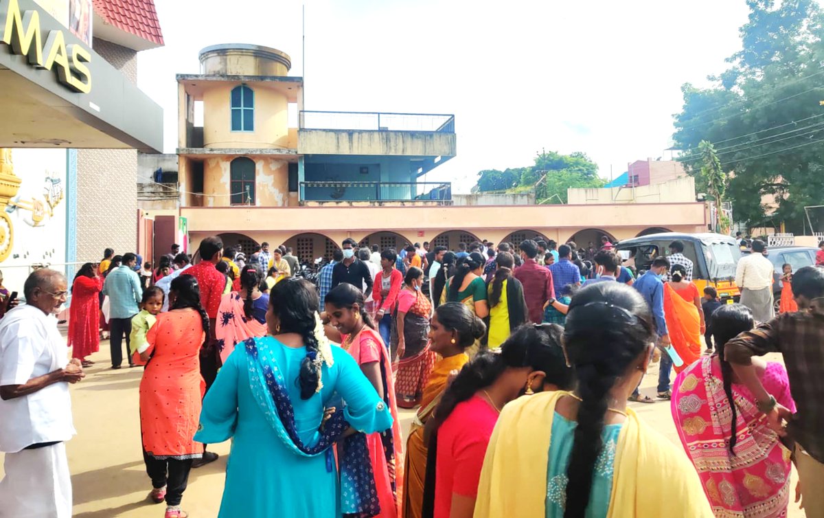 sakthicinemas_'s tweet photo. In the past no big star films hve pulled in so much female audience to theatres like #Annaththe 😇👏 70% theatre filld with ladies for the 3rd day which has not happened before &amp; only possible because of the Magic blockbuster combo @rajinikanth - @directorsiva - @sunpictures 🙏🥳 https://t.co/QPhObvsZna