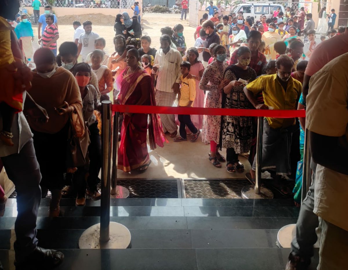 sakthicinemas_'s tweet photo. In the past no big star films hve pulled in so much female audience to theatres like #Annaththe 😇👏 70% theatre filld with ladies for the 3rd day which has not happened before &amp; only possible because of the Magic blockbuster combo @rajinikanth - @directorsiva - @sunpictures 🙏🥳 https://t.co/QPhObvsZna