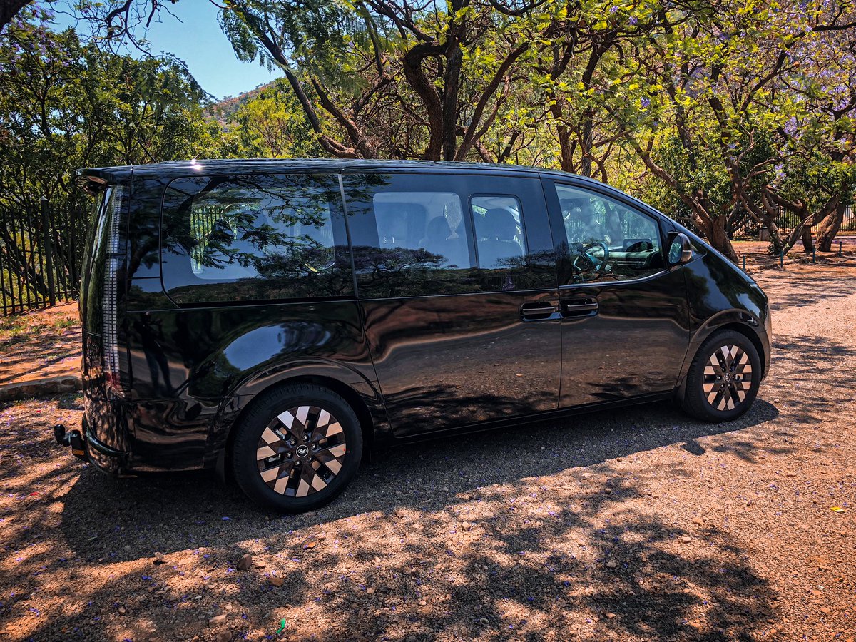 khuleonwheels's tweet photo. The Luxury Grade! The #HyundaiStaria Luxury is the range topping Staria, with all the luxury options such as heated and cooled seats for the first and second row, alcantara roof-lining, blind spot assist with a camera integrated into…
#NewDimensionOfSpace
#StepIntoTheSpace https://t.co/mKrNycDrYo