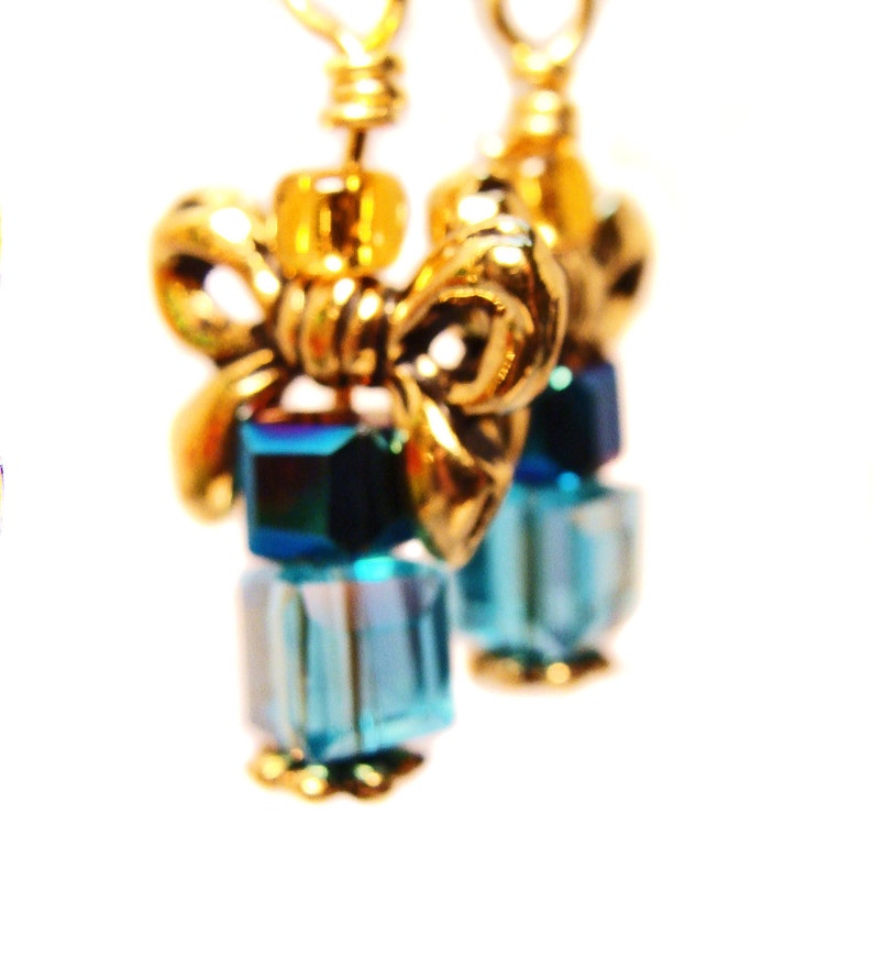 girliegals12's tweet photo. Various Colored Crystal Cubes w Gold Plated Bows and Seed Beads Create Present Earrings: https://t.co/HOVvQYvQ8z... #crystalcubes #redcubes #bluecubes #clearcubes #millifioricubes #goldbows #Christmasearring #dangleearrings #giftsforher #handmadeatamazon #amazonjewelry #shopsmall https://t.co/8HD9VZ7Ehs