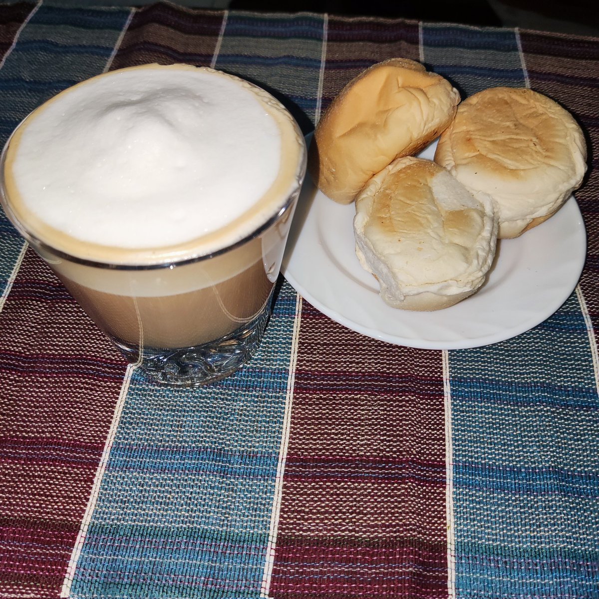 ei1ko1's tweet photo. Latte and pandesal sa gabi?
Coz why not?
#WhenCoffeeIsLife https://t.co/34k64Pm99k