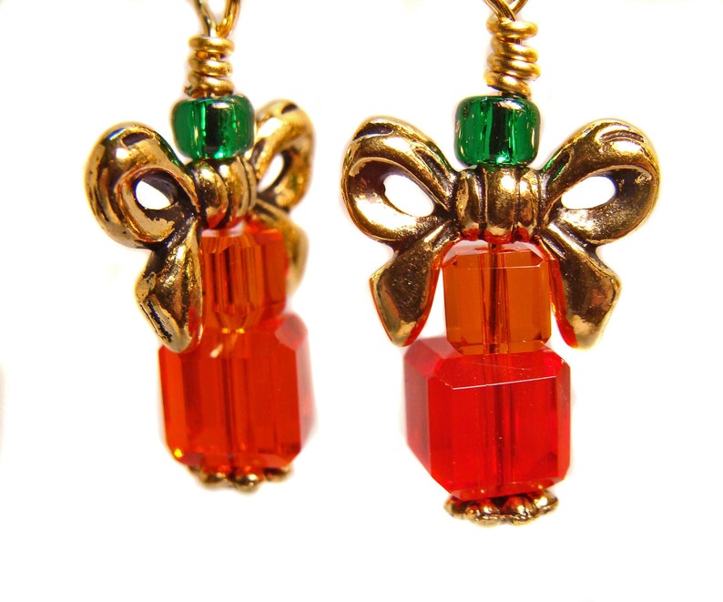 girliegals12's tweet photo. Various Colored Crystal Cubes w Gold Plated Bows and Seed Beads Create Present Earrings: https://t.co/HOVvQYvQ8z... #crystalcubes #redcubes #bluecubes #clearcubes #millifioricubes #goldbows #Christmasearring #dangleearrings #giftsforher #handmadeatamazon #amazonjewelry #shopsmall https://t.co/8HD9VZ7Ehs