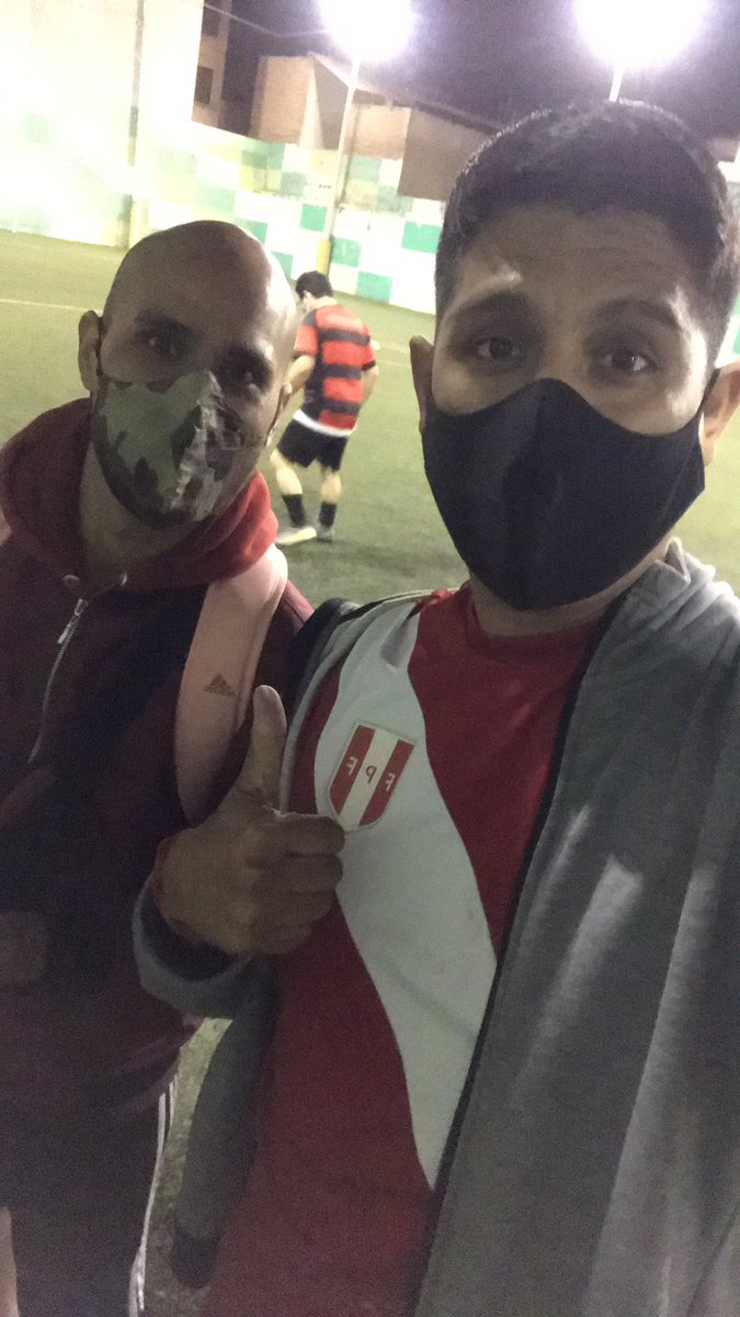JBezada's tweet image. Volviendo a las pichangas después de más de 2 años!!! Fue bravaso tocar la pelotita después de tiempo, se corrio de ida y vuelta, se gritó, tape y hasta metí gol ⚽️
Aquí con mi causa @elkarnal17o