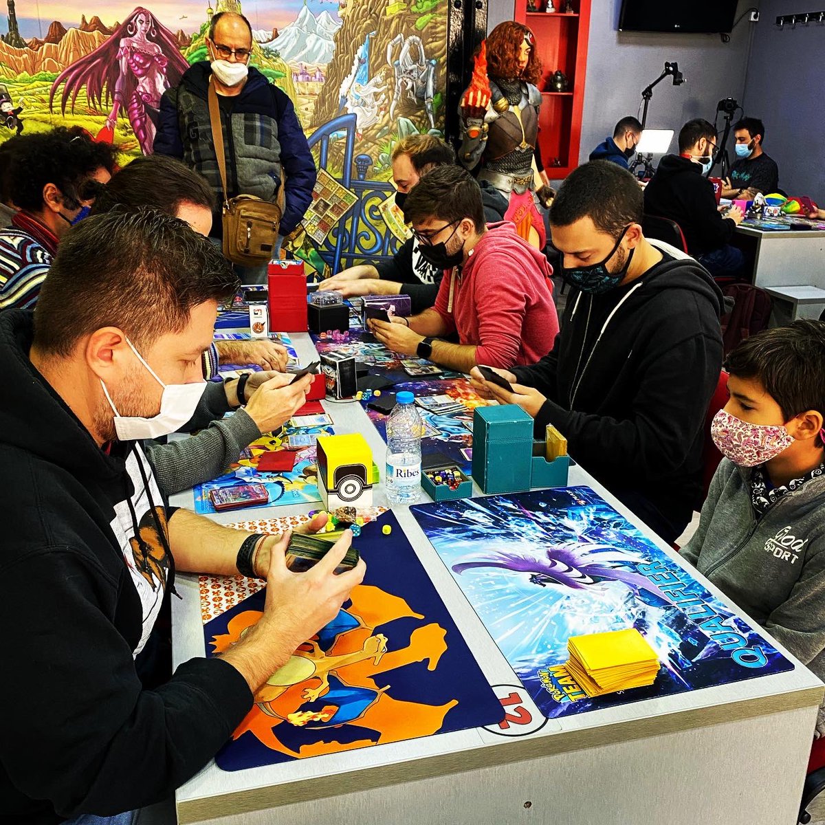 inGenioBCN's tweet image. Estemos jugando el IPS Silver Clash de Pokemon. Mucha energía, color y diversión en cada emparejamiento. ¿Quien será el mejor entrenador? 😼 #pokemon #silverclash #pokemonevent #ingeniobcngames