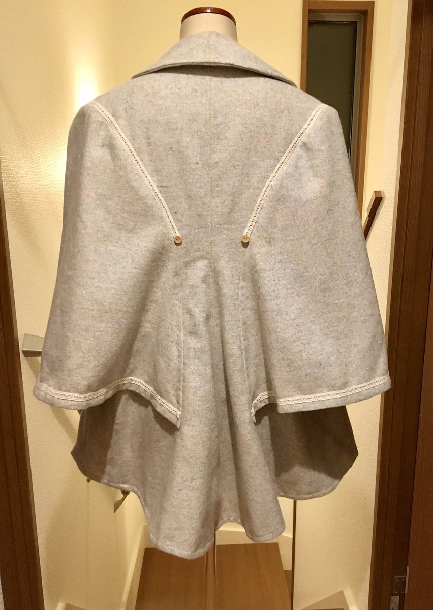 MarAugust15's tweet photo. 春に「半・分解展」という展示を観に行って感動してクリノリンヴィジットが作りたい！と、衣服標本家の長谷川彰良先生の教室に通い完成しました☺️
ヴィクトリア時代に流行ったクリノリンスタイルの上に合わせる羽織りです。袖が背中から付いています。きゃわ…😍 https://t.co/n3NcNIIZP5