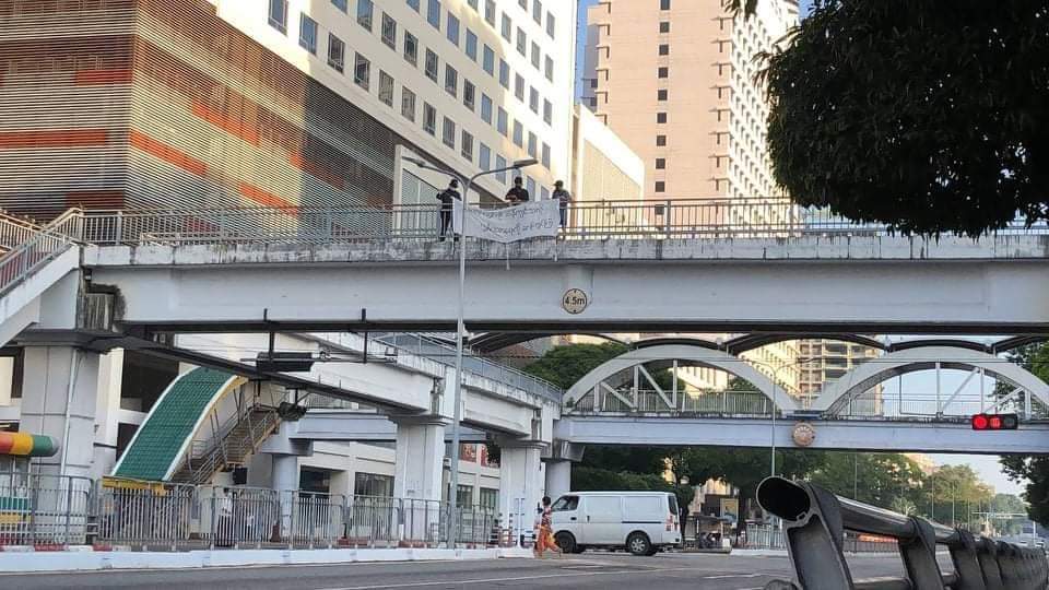 Kelvin_Maung's tweet photo. Anti-coup revolutionary banner was hanged at Sule Overpass Bridge in #Yangon. 

#Nov6Coup #FreezePaymentsToJunta  
#WhatsHappeningInMyanmar 
@drzarni @poppymcp https://t.co/S5wt5d7esB