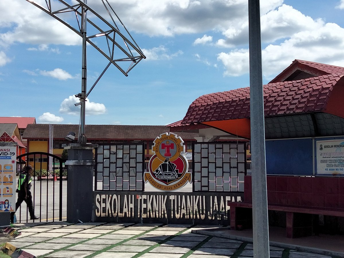 adam_m_taufiq's tweet photo. Tahniah bincot @Kelan_ketupui . Selamat pengantin baru. 

Alang-alang ke Seremban, sempat melawat alma mater. https://t.co/vHbNsKQK67