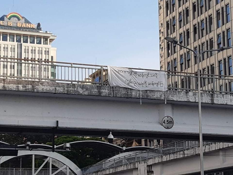 Kelvin_Maung's tweet photo. Anti-coup revolutionary banner was hanged at Sule Overpass Bridge in #Yangon. 

#Nov6Coup #FreezePaymentsToJunta  
#WhatsHappeningInMyanmar 
@drzarni @poppymcp https://t.co/S5wt5d7esB