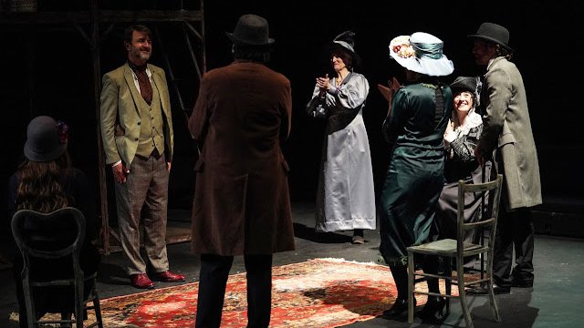 London Living Large tweet media