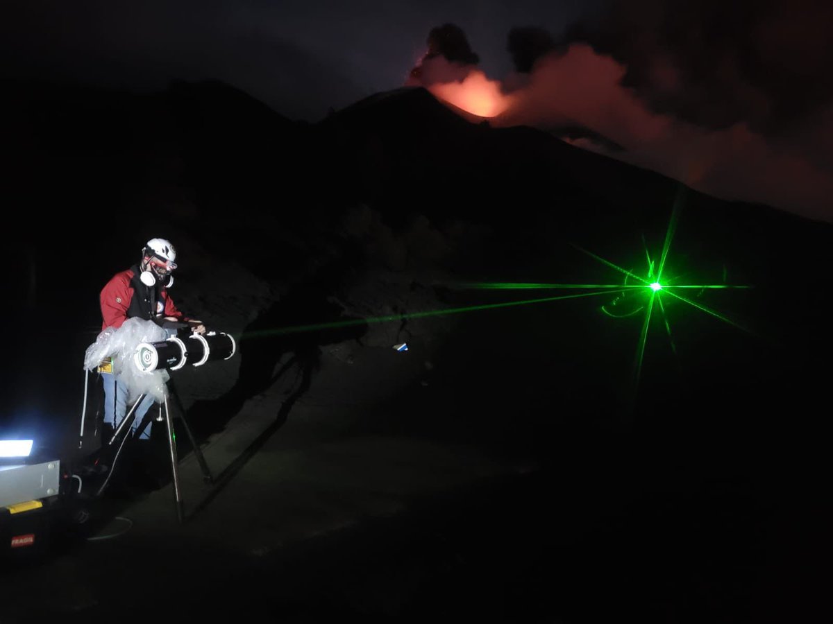 Continúan los trabajos de nuestro profesor Santiago Palanco en la isla de La Palma. Mediante un inédito equipo láser portátil está midiendo la composición química de las lavas del volcán en tiempo real, información que ayudará a predecir su comportamiento u.uma.es/bOr/