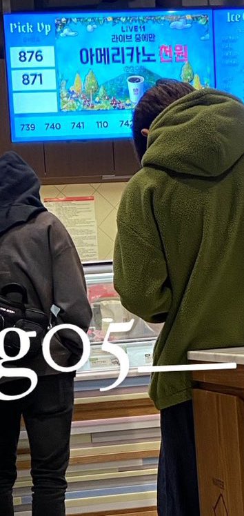 PARKPILATESS's tweet photo. op saw treasure out today~! jihoon and his stussy hoodie :> 
cr. ring05__ 
 #トレジャー #트레저 #TREASURE @treasuremembers https://t.co/ArEFpM4Zqp