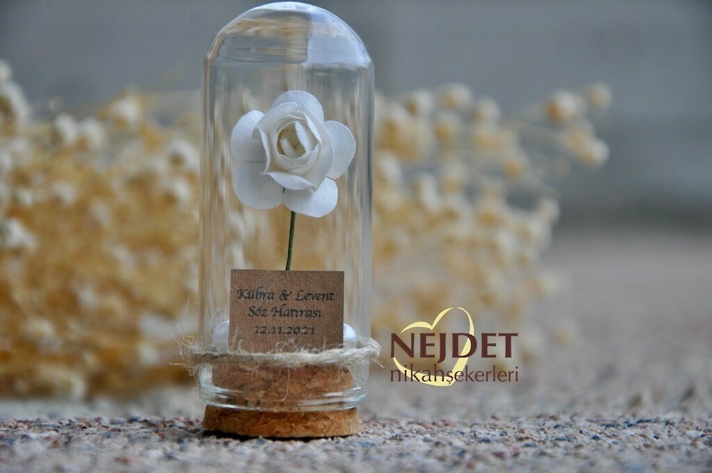 Mantar tıpalı, cam ters fanus içinde çiçek ve boncuklar ile hazırlanan nikah şekeri modeli.

İçindeki çiçek renkleri karışık veya isteğinize özel tek renk olarak yapılabilir.

Şişe yüksekliği: 7,5 cm

Şişe çapı: 3,5 cm

Ürün kodu: Ns21217 instagr.am/p/CV7sSKHqL9k/