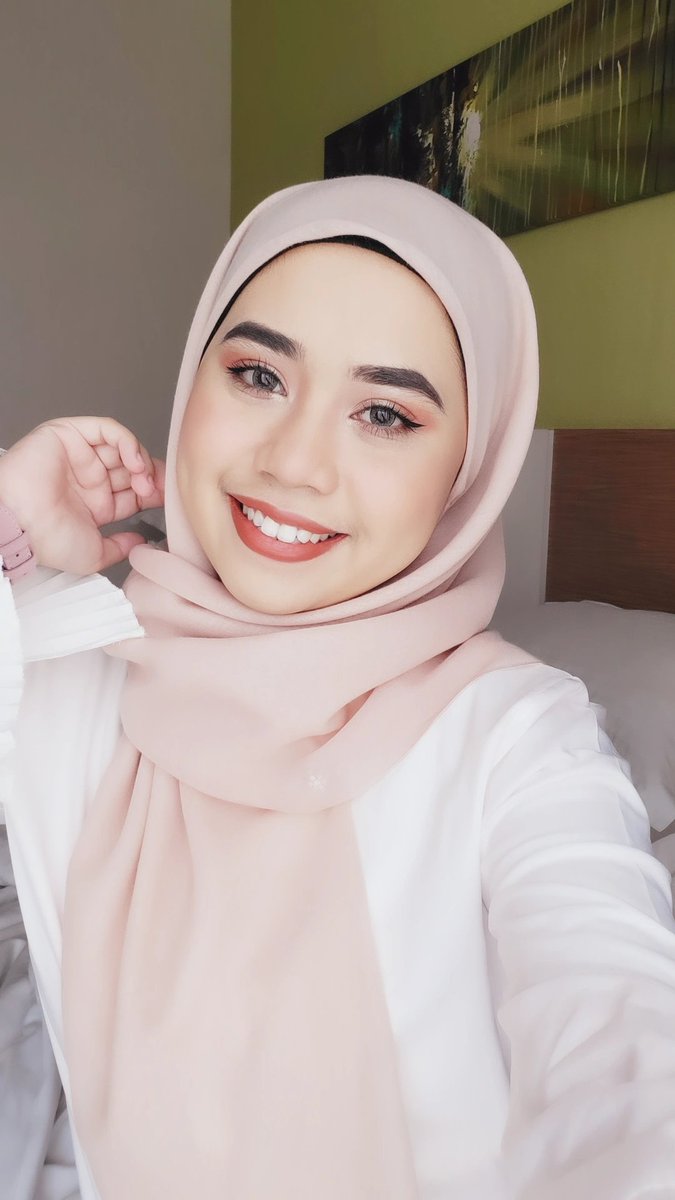 FCE Coral Reef on my eyes and Sandstone on my cheeks 😍

Sandstone ni kan warna macam light brown gitu, cantik and nampak natural, kalau yguys baru nak try blusher I would suggest Sandstone, apply sikit je sebab blusher Kamelia memang pigmented sangat! 🥰🥰