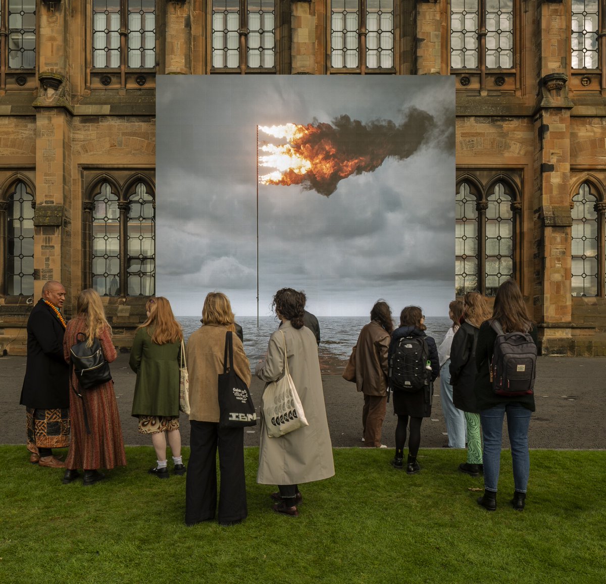 On this day of collective action at #COP26Glasgow, we are discussing the role of art in the climate emergency. Roundtable at Hunterian Art Gallery, 430pm, featuring @YEEnetwork @IPCC_CH and co-moderated by Alice Audouin @Artofchange21 & Dominic Paterson. ow.ly/kbge50GHAt9