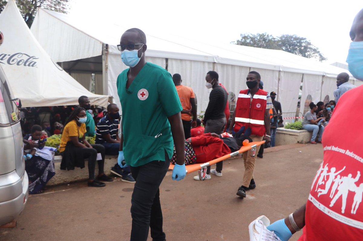 UgandaRedCross's tweet photo. Emergency Medical Team - Supporting the #COVID19 Vaccination excercise at Bulange Mengo. If you have any emergency, come to our first aid tent or make urgent toll free dial to 0800211088
#FennaTugemebwe 
@KCCAUG @MinofHealthUG @UgandaBreweries @BugandaOfficial @892cbsFm https://t.co/toXZiAOySG