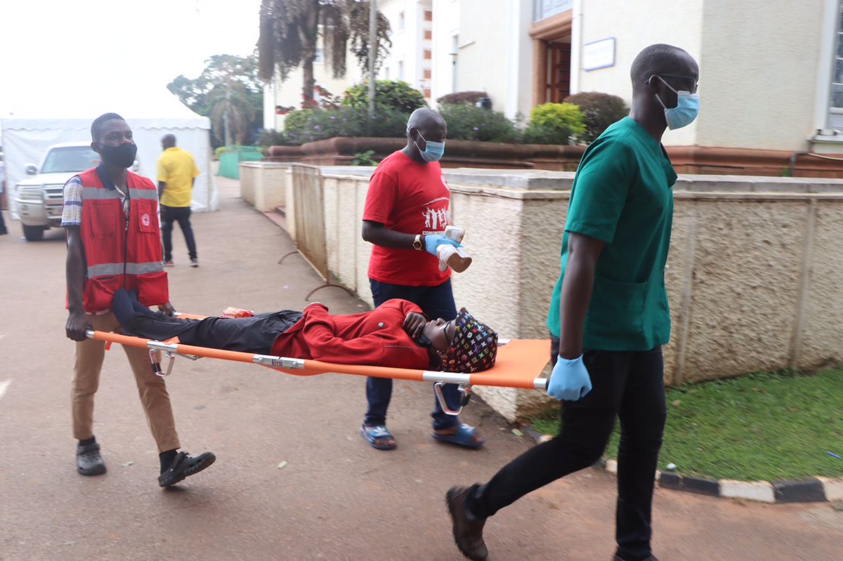 UgandaRedCross's tweet photo. Emergency Medical Team - Supporting the #COVID19 Vaccination excercise at Bulange Mengo. If you have any emergency, come to our first aid tent or make urgent toll free dial to 0800211088
#FennaTugemebwe 
@KCCAUG @MinofHealthUG @UgandaBreweries @BugandaOfficial @892cbsFm https://t.co/toXZiAOySG