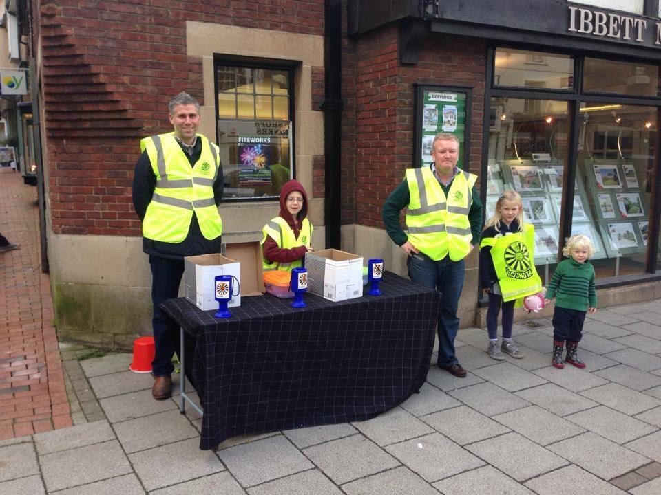 7oaksFireworks's tweet photo. We are on the High St in #Sevenoaks today selling the last few tickets for tonight’s @7oaksroundtable charity fireworks. Torchlight procession along the High St to Sevenoaks School from 6pm and fireworks at 6.45. https://t.co/aTRnCA4I17