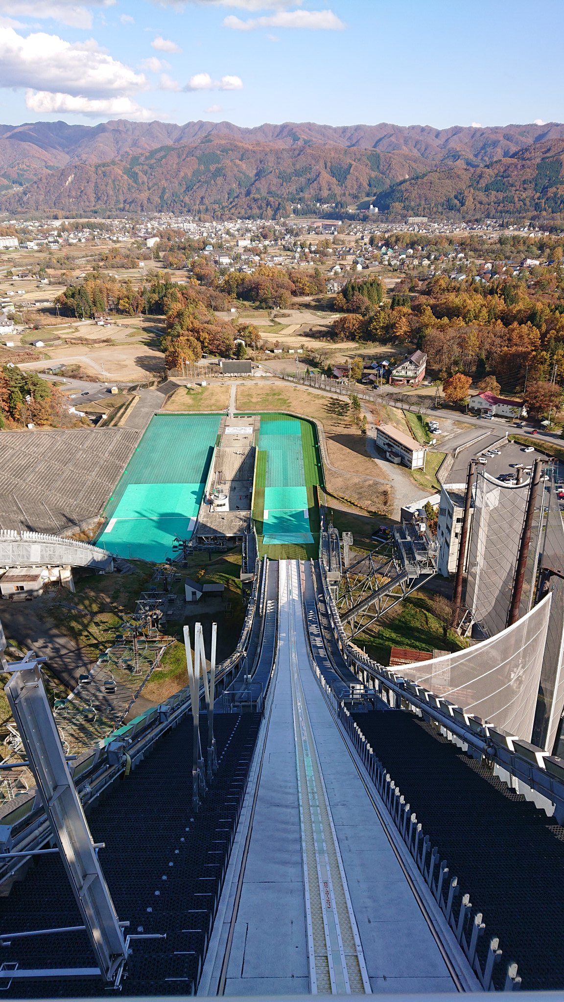 まっち 最後に長野オリンピックの時のノーマル ラージヒルの会場の白馬ジャンプ台へ ラージヒルの上まで行きましたが 階段がメッシュ構造で下が丸見えでかなり怖かった こんなとこからジャンプするなんて 選手の人はスゴすぎる 笑 T Co