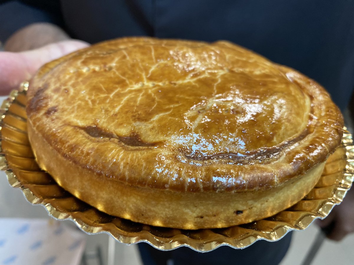 SiYoCojo's tweet photo. #SiYoCojo y me acerco a ver a mi amigo #JesusEspinosa y le digo que es mala hora, que me prepare algo de desayunar. Él, que me quiere mucho… igual me prepara algo bueno 🤔😜😜
Pues sí, algo bueno ha salido!!
Una fantástica empanada con ensaladilla rusa y anchoas!!😋😋
#Rodados https://t.co/Qv3JimWwvM