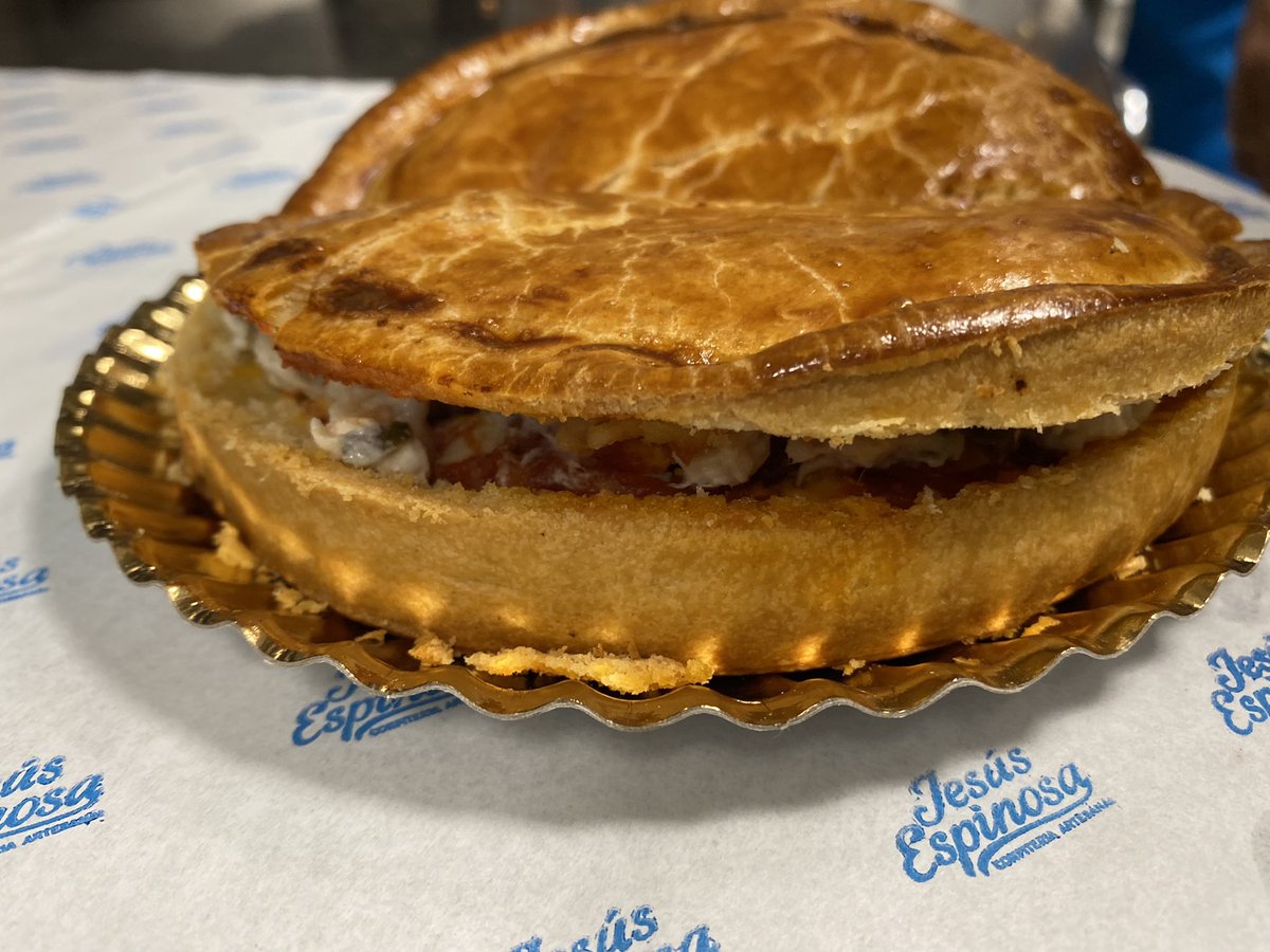 SiYoCojo's tweet photo. #SiYoCojo y me acerco a ver a mi amigo #JesusEspinosa y le digo que es mala hora, que me prepare algo de desayunar. Él, que me quiere mucho… igual me prepara algo bueno 🤔😜😜
Pues sí, algo bueno ha salido!!
Una fantástica empanada con ensaladilla rusa y anchoas!!😋😋
#Rodados https://t.co/Qv3JimWwvM