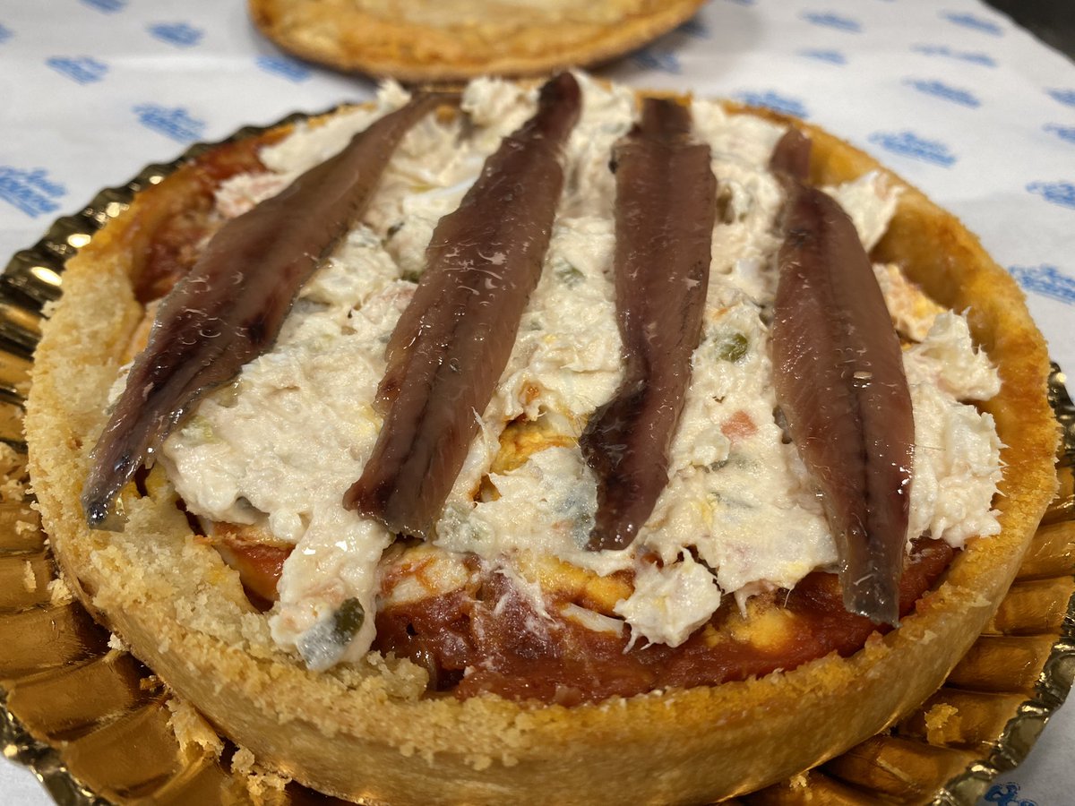 SiYoCojo's tweet photo. #SiYoCojo y me acerco a ver a mi amigo #JesusEspinosa y le digo que es mala hora, que me prepare algo de desayunar. Él, que me quiere mucho… igual me prepara algo bueno 🤔😜😜
Pues sí, algo bueno ha salido!!
Una fantástica empanada con ensaladilla rusa y anchoas!!😋😋
#Rodados https://t.co/Qv3JimWwvM