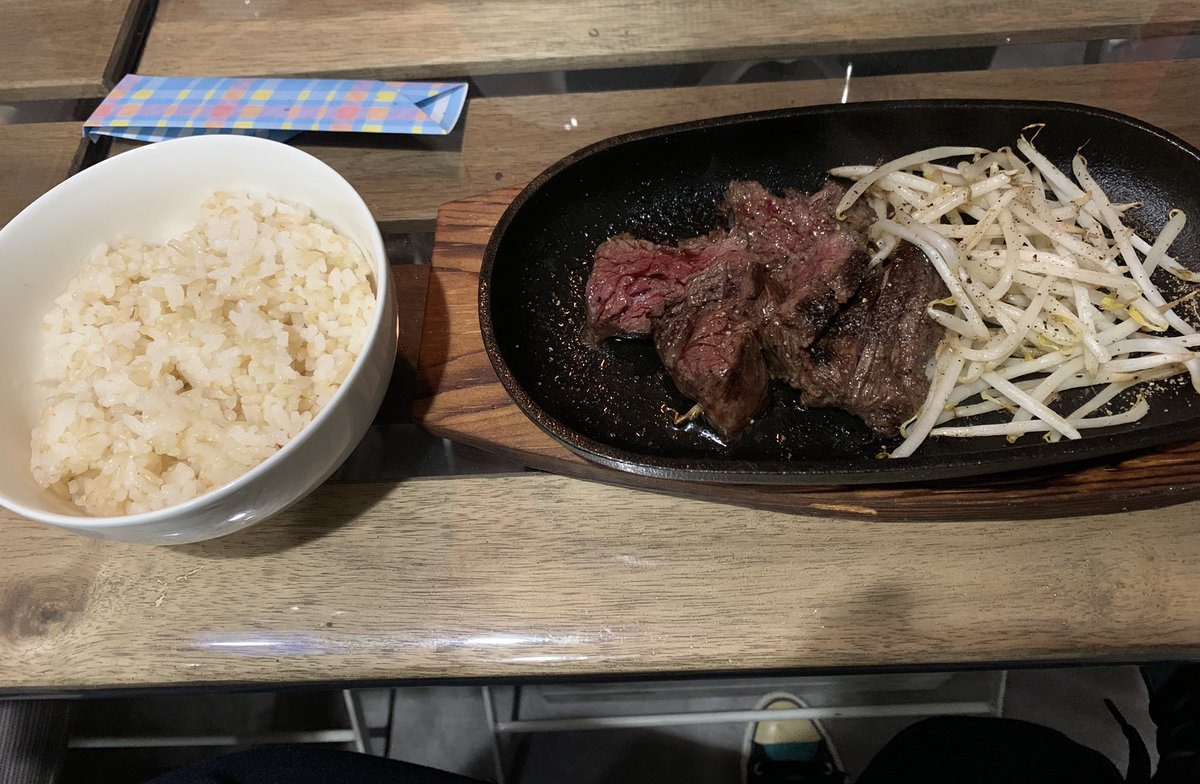 freeezemoon's tweet photo. やはりハラミステーキを
頼んでしまったのであった…( ✧﹃✧)
誘惑に負けました🥩
#pixic #オシャレカフェ #夜はBAR https://t.co/YU9xugd5ZN