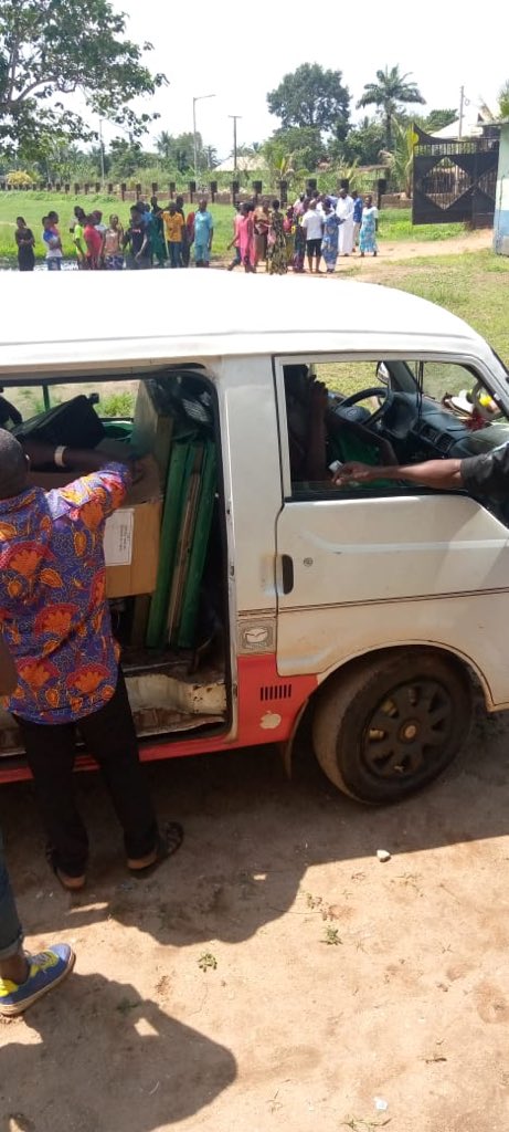 cleenmobileapp's tweet photo. Time: 12:31

PU: 002 Community Primary School, Amansea, in Awka North LGA, the INEC Officials have just arrived. Lateness due to unavailability of means of transportation to convey both officials and electoral materials. 

#AnambraDecides2021 https://t.co/FNHYHKjJ6o