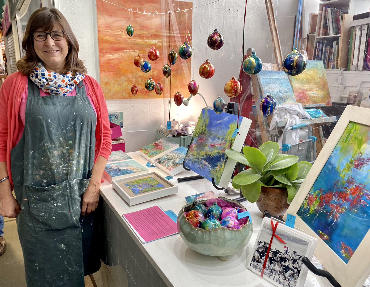 markethallshrew's tweet photo. We love these beautiful Christmas baubles, hand painted by artist Karen Duffy. How good would these look on your Christmas tree? Find them at her studio/shop ArtKDuffy up on the gallery level. 

#christmas #handpainted #baubles #shopdifferent  #shrewsburymarkethall https://t.co/flrAn0aytO