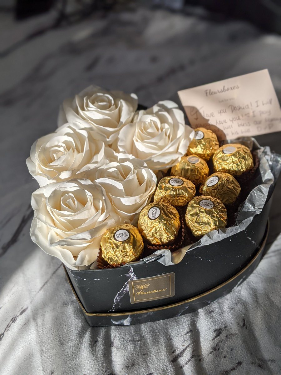 fleursboxes's tweet image. Happy Saturday, get your Love boxes in