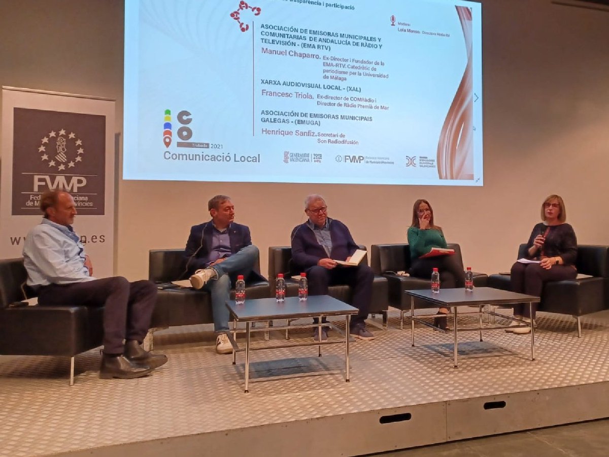 XEMV_fvmp's tweet photo. En esta taula comptem amb la participació de @ManuChaparroUma, de @ondalocalemartv, @ftriola, de @laxarxa, #EnriqueSanfiz, de #EMUGA @punto_gal i @MaPilarMoreno, de la @XEMV_fvmp. #LolaManso, de @radioibi, farà de moderadora. https://t.co/9Y7QPGkojc
