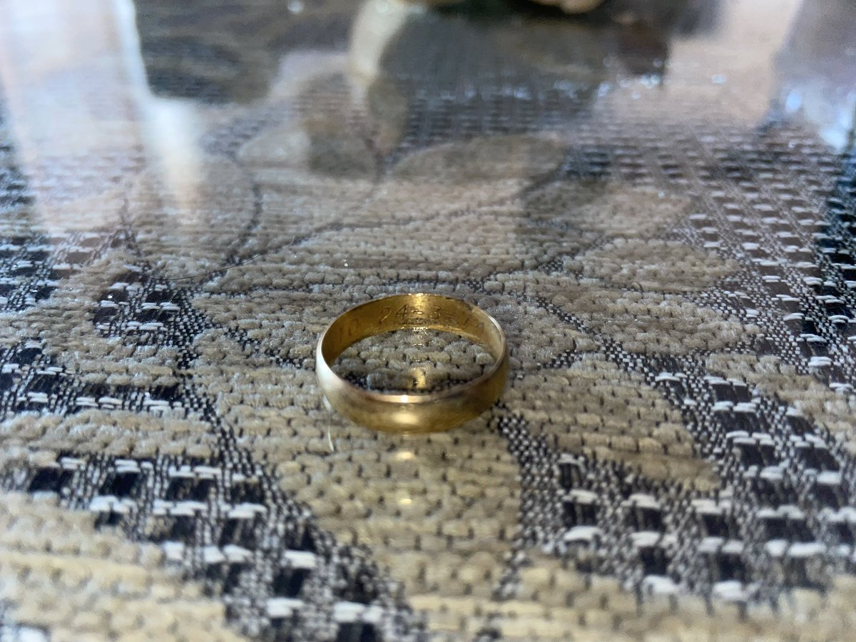 Ayudar a difundir por favor. 

Anoche mientras andábamos por el puente de San Bernardo nos encontramos esta alianza. Pone Jose Antonio 24-3-74 

<a href="/JoseCampanaF/">José Campaña</a> <a href="/EmergenciasSev/">Emergencias Sevilla</a> <a href="/sevillaciudad/">Sevilla</a>