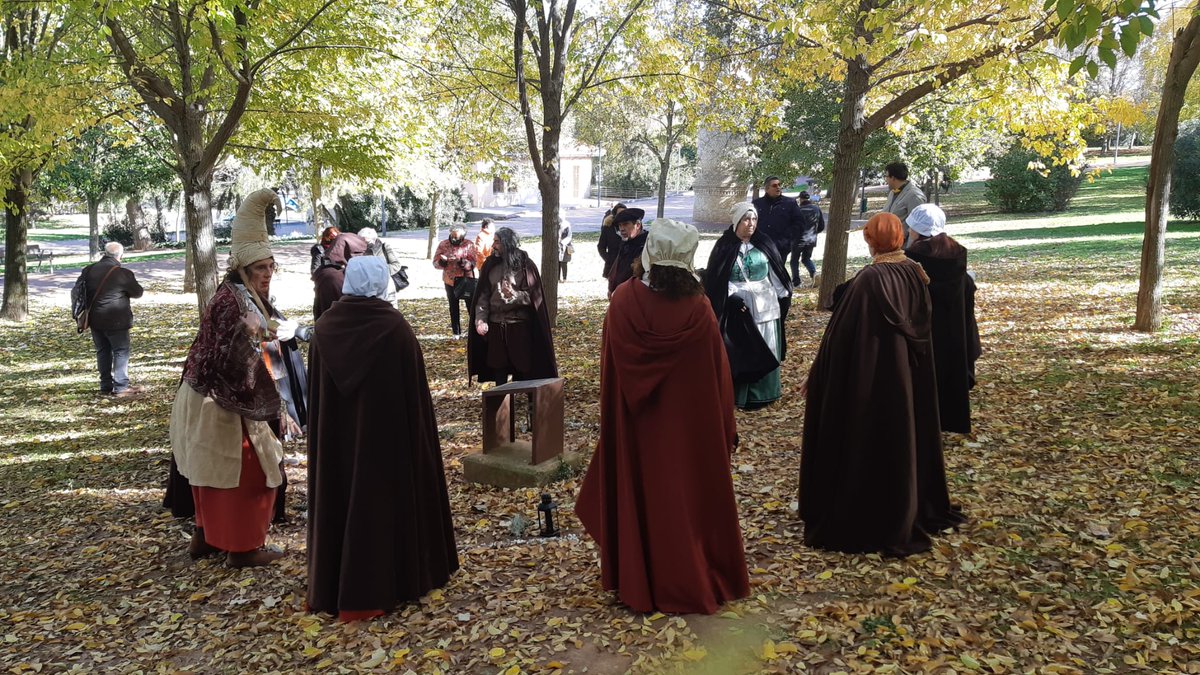 AytoLogrono's tweet photo. En el Parque de la Memoria de #Logroño los concejales @adrimira y @KilianCD se han sumado a la recreación, en su décimo aniversario, de las sentencias del #AutoDeFe de 1610 donde se ha rendido homenaje a las 31 personas sentenciadas en el proceso de
Las Brujas de Zugarramurdi. https://t.co/MJfKgG2kIY