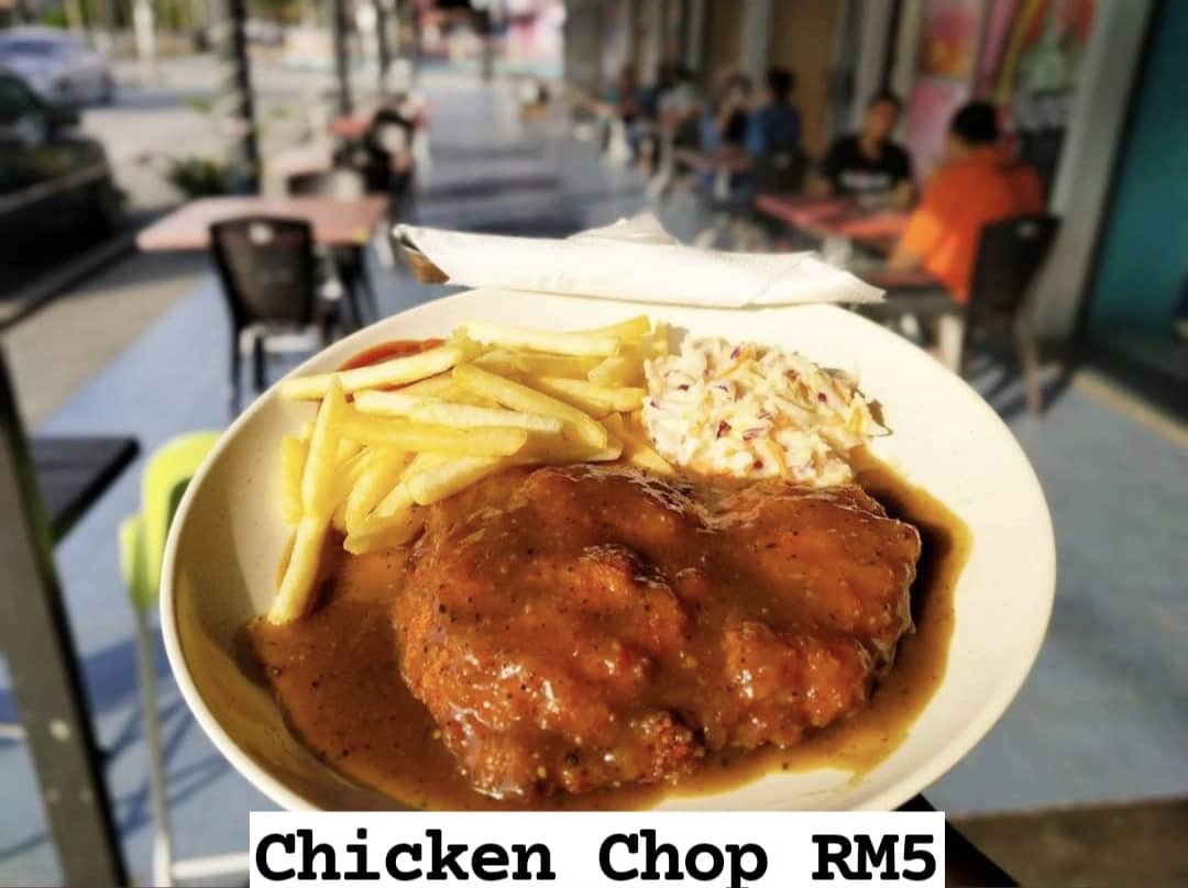 MalaysianFoods's tweet photo. Tudiaaaaa! Port makan western paling murah tau. Selambak chicken chop dengan kentang dan coleslaw hanya RM5.00 jerrrr!

Murah kan? https://t.co/YJ2gsHSTaR