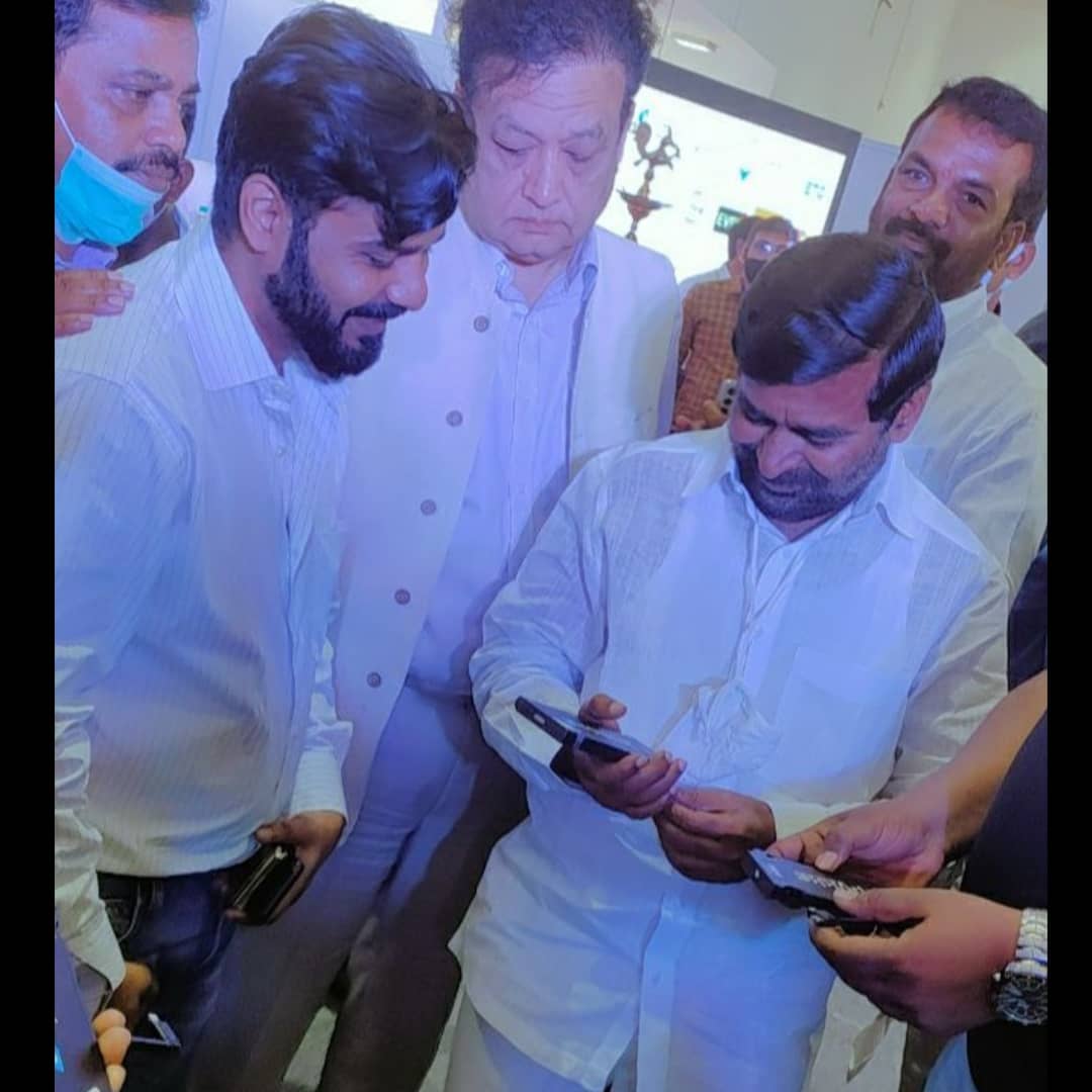 getspykked's tweet photo. Honorable Energy Minister @jagadishTRS while Interacting with @getspykked team at EV Trade Expo @HITEXLTD, Excited about the concept of #nomorelowbattery, wants us to ensure we are available in every corner of Telangana #evtradeexpo #getspykked #gogreen #spykkepowerbank #spykke https://t.co/Nf3DggfnCG