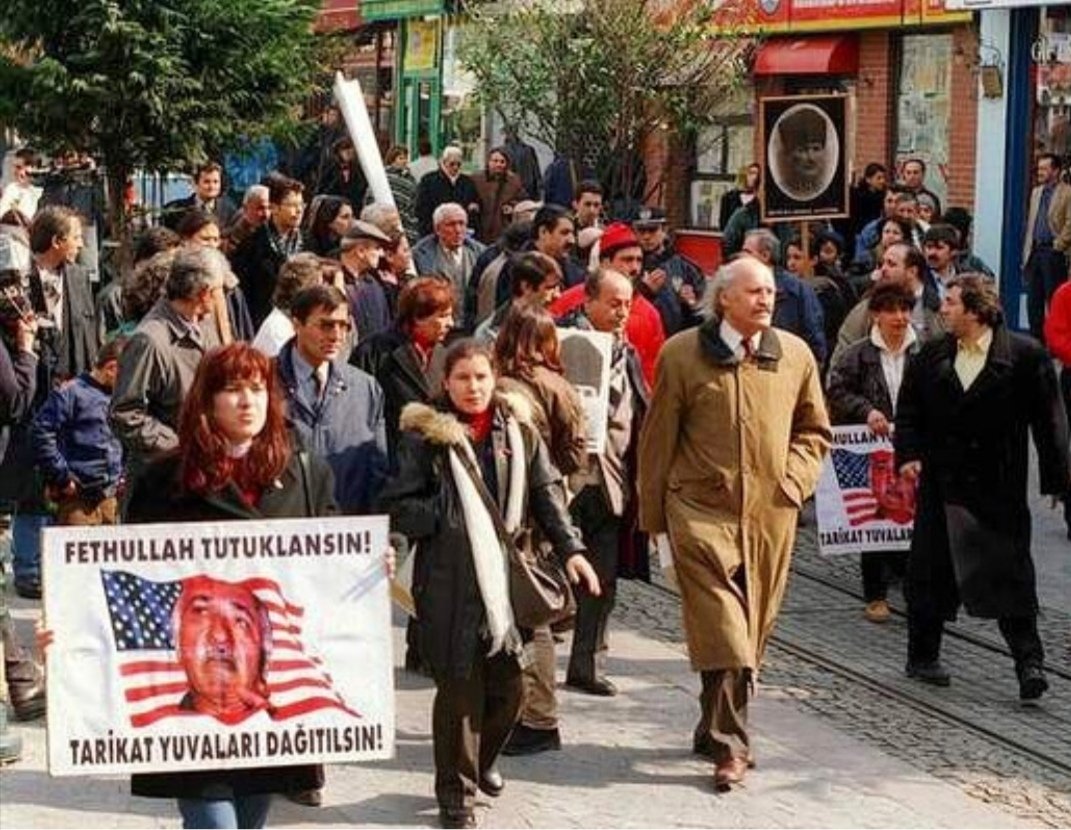 Fethullah Gülen'in tutuklanması ve tarikatlarının kapatılması için eylem yapan vatandaşlar.

İstiklal Caddesi - 2000