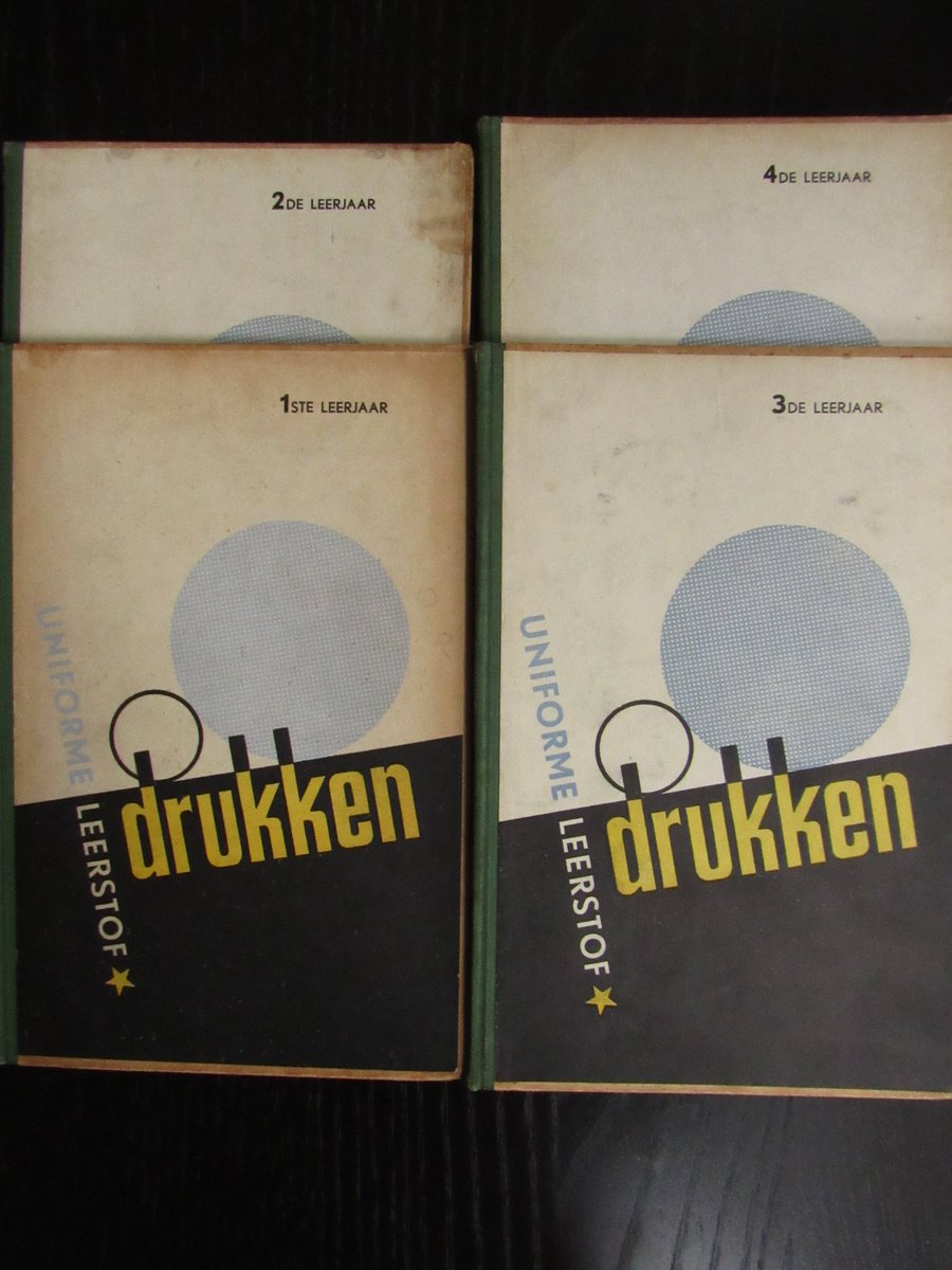 De_PapierHandel's tweet photo. Nu beschikbaar: eeen brede collectie boeken over typografie, calligrafie, drukkerij, illustratie, etc. 📚

Stuur een mail naar info@depapierhandel voor de volledige lijst (niet alle boeken zijn afgebeeld)! https://t.co/j9azK1gQvI