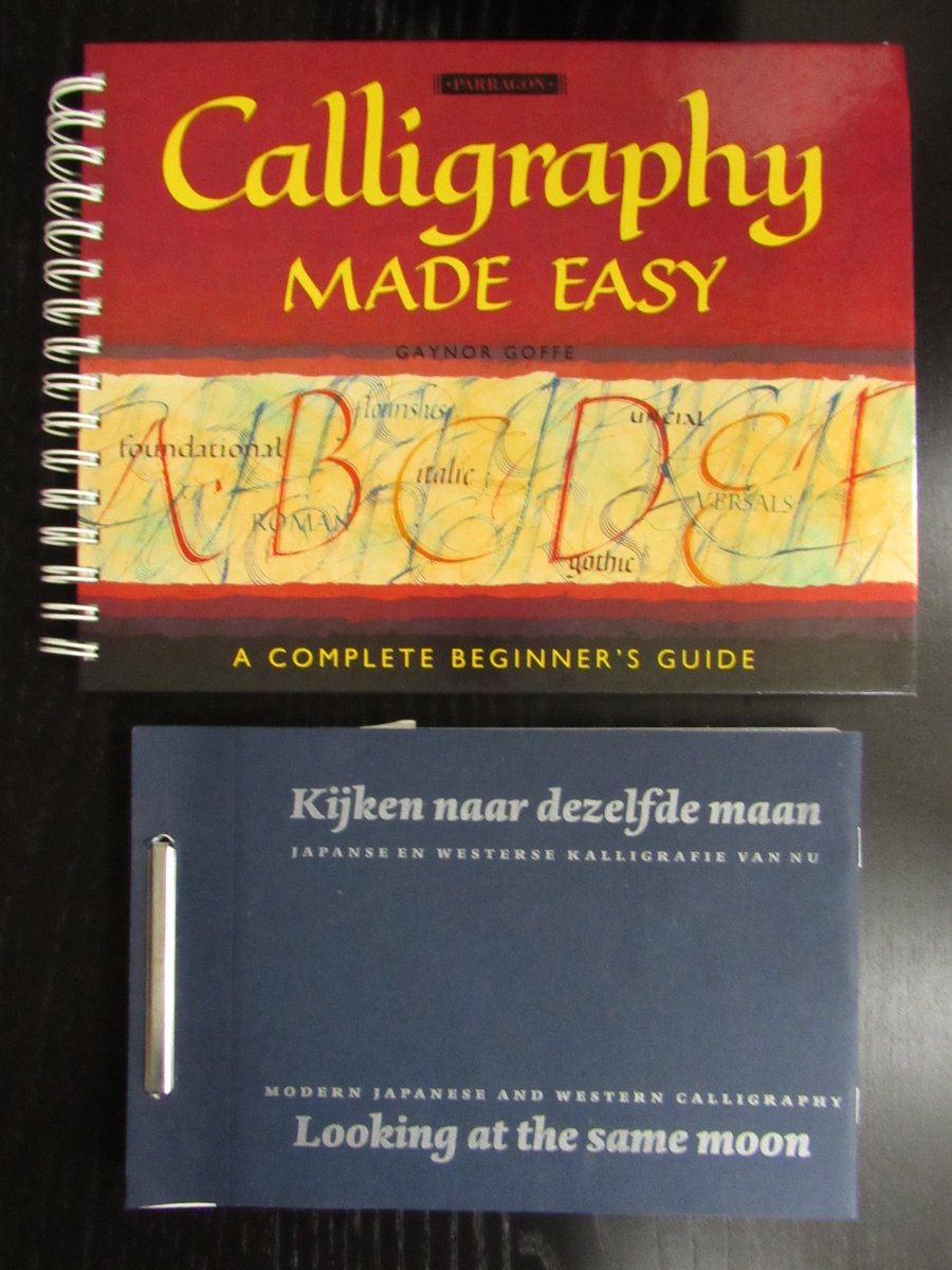 De_PapierHandel's tweet photo. Nu beschikbaar: eeen brede collectie boeken over typografie, calligrafie, drukkerij, illustratie, etc. 📚

Stuur een mail naar info@depapierhandel voor de volledige lijst (niet alle boeken zijn afgebeeld)! https://t.co/j9azK1gQvI