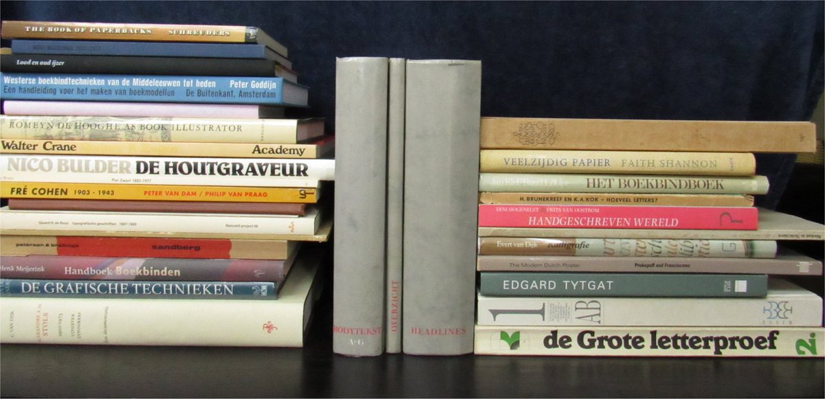 De_PapierHandel's tweet photo. Nu beschikbaar: eeen brede collectie boeken over typografie, calligrafie, drukkerij, illustratie, etc. 📚

Stuur een mail naar info@depapierhandel voor de volledige lijst (niet alle boeken zijn afgebeeld)! https://t.co/j9azK1gQvI