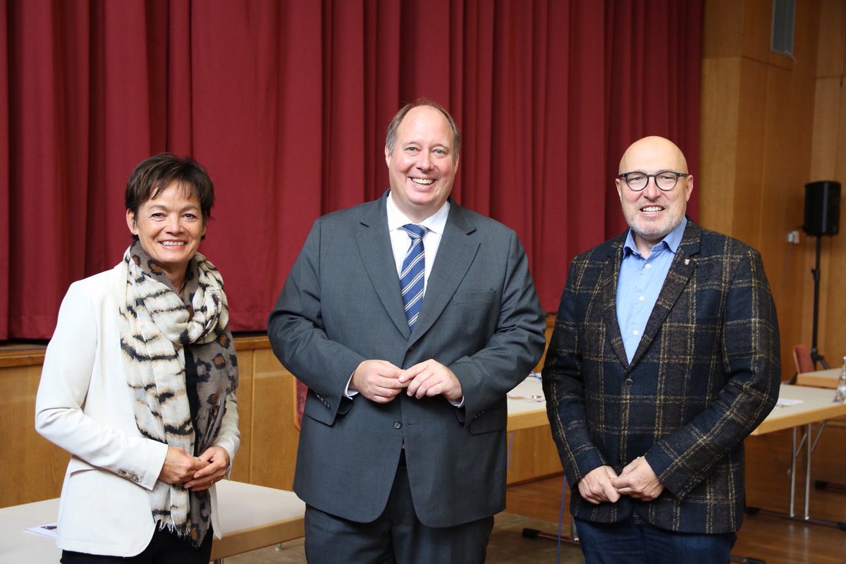 CDUGiessen (@cdugiessen) on Twitter photo Herzlichen Glückwunsch an unseren heute mit 94% wiedergewählten CDU Bezirksvorsitzenden Helge Braun (<a href="/HBraun/">Helge Braun</a>) und seine stv. Vorsitzenden <a href="/LuciaPuttrich/">Lucia Puttrich</a>, Jörg Michael Müller, <a href="/kp_moeller/">Klaus Peter Möller 🇩🇪🇪🇺🇺🇦</a> und Marian Zachow. Herzlichen Glückwunsch an unseren heute mit 94% wiedergewählten CDU Bezirksvorsitzenden Helge Braun (<a href="/HBraun/">Helge Braun</a>) und seine stv. Vorsitzenden <a href="/LuciaPuttrich/">Lucia Puttrich</a>, Jörg Michael Müller, <a href="/kp_moeller/">Klaus Peter Möller 🇩🇪🇪🇺🇺🇦</a> und Marian Zachow.