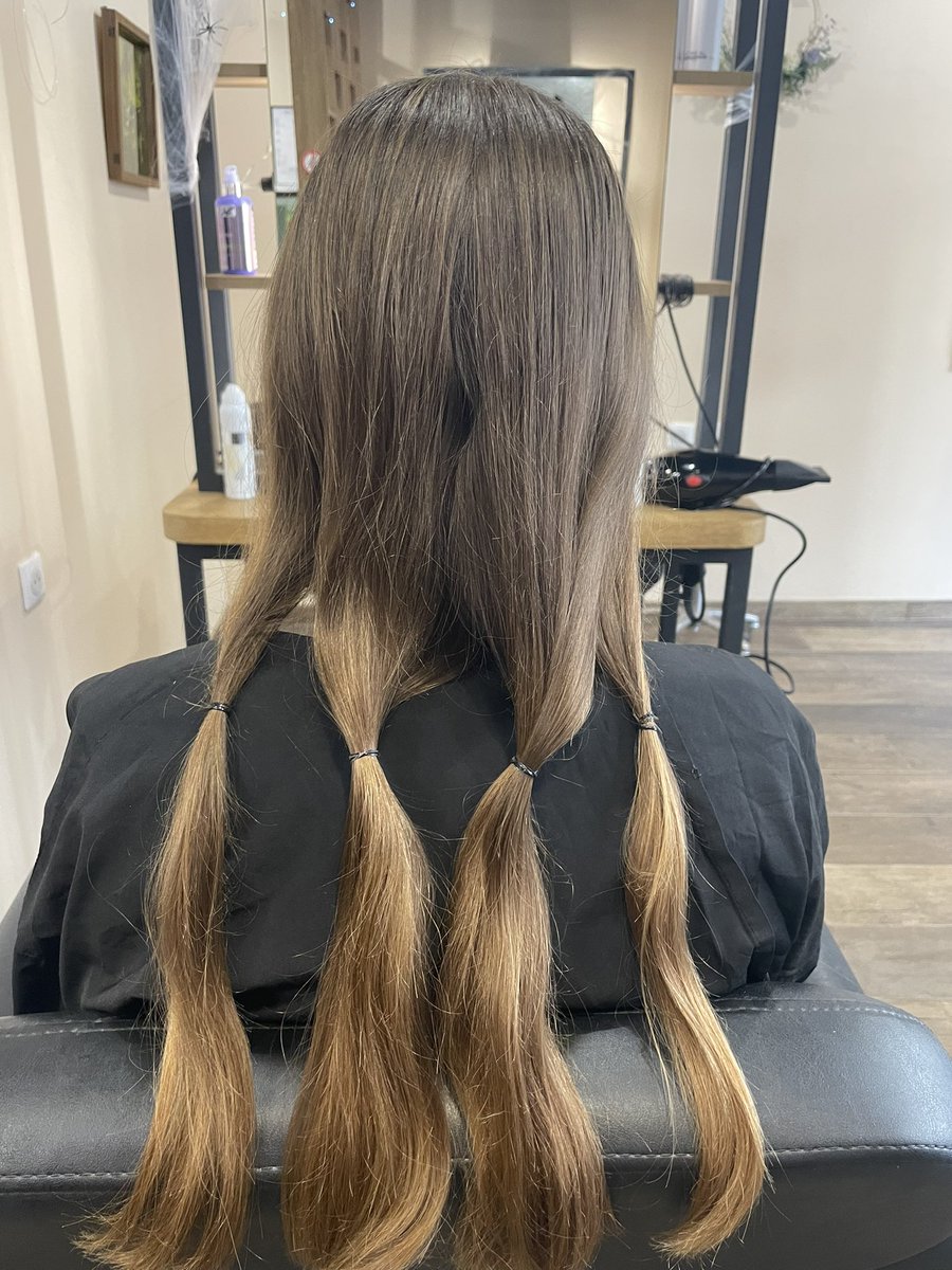 pft_elsa's tweet photo. Voilà j’ai fait le pas. 
Les filles si vous coupez vos cheveux, pensez a faire un don aux associations pour les cancers. https://t.co/lP6E7v5Xhm