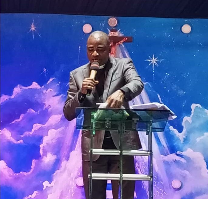 IGNewman's tweet image. I pray over 130 people here, by the anointing on my head&amp;amp; standing on the altar of Catholic priesthood, God will answer you from the mountain. 
Ministering:Fr Emmanuel Nwachukwu
#EvangIGNewman
#GodCannotLie
#MountaintopPrayer
#2021InternationalConference
#2021AngelicAnnouncement