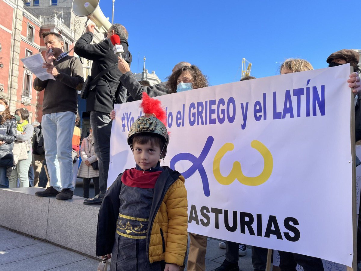 SnchezVictoria's tweet photo. Asturias y @Cfiro5 en Madrid defendiendo que #LatinyGriegosonHumanidades https://t.co/Xeh2nQoepG