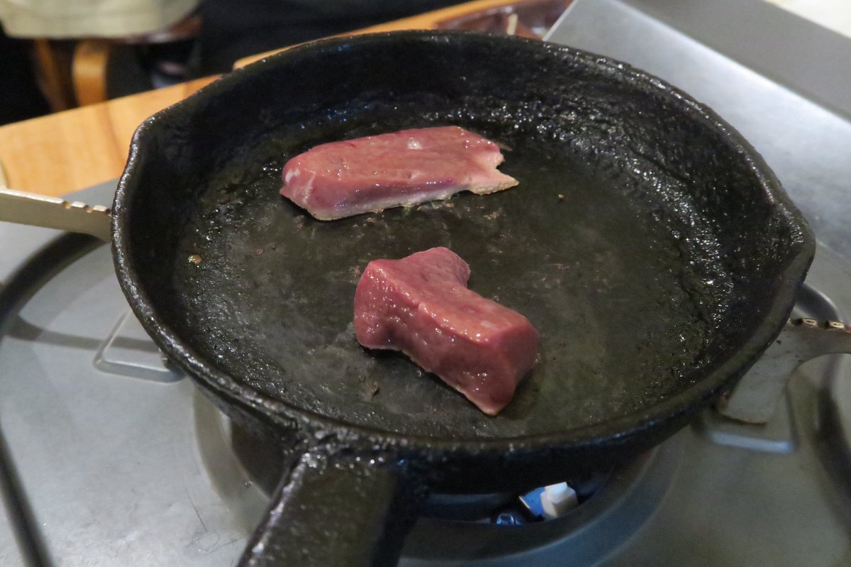 四谷三丁目で友人と夕飯。前に蒲田で食べたお店の姉妹店。もつ家大西。モツの天ぷらが本当に美味しい。 