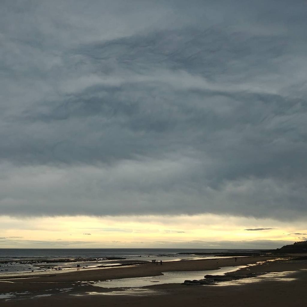 moley75's tweet photo. #clouds #lowtide #neaptide #whitleybay https://t.co/fkXLBvFH07 https://t.co/GHXEcULGmR