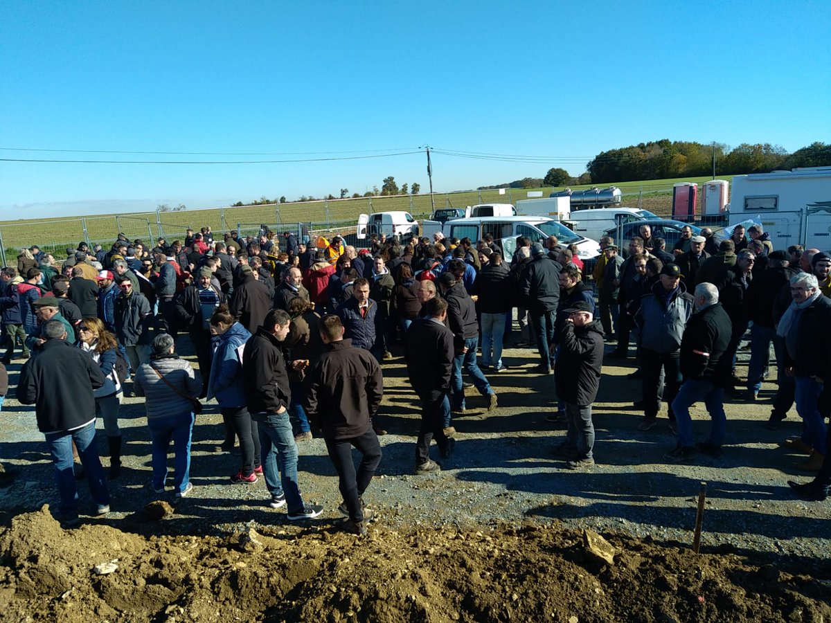 IsabelleCaumet's tweet photo. Mobilisation des #agriculteurs pr la défense des projets agricoles de #territoire sur le site de la réserve de Mauzé-sur-le-Mignon: #souverainetéalimentaire #eau #agriculture #emploi @FNSEA_Nlle_Aqui @FNSEA79 @FNSEA https://t.co/XqeeknlcVt