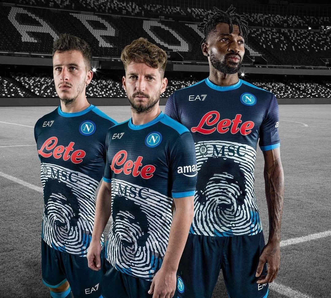 CCentral_ok's tweet photo. 🤩 ¡IMPRESIONANTE!

💥El #Napoli ha hecho oficial su nuevo kit alternativo en homenaje a Diego Armando Maradona diseñado por Emporio Armani.

¿Que os parece? 👇🏽 https://t.co/9xNPQ9a5t9
