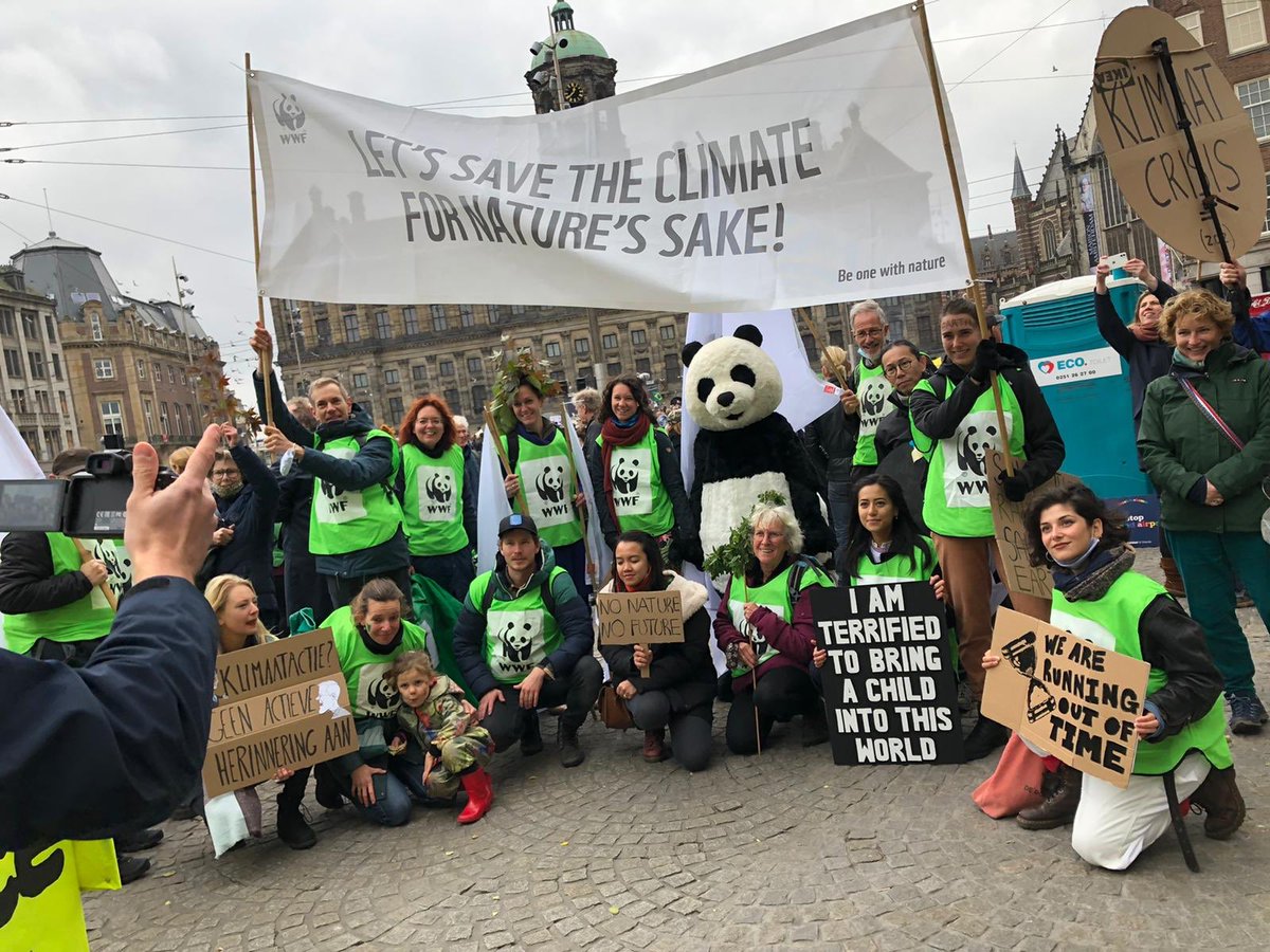 We zijn bij de #klimaatmars! Belangrijk want klimaatverandering raakt ons allemaal. Er zijn oplossingen en het is heel laat maar nog niet te laat. Dit is het moment om te besluiten dat we het anders gaan doen. Natuur vormt daarin een belangrijke bondgenoot. 💚💪 #beonewithnature