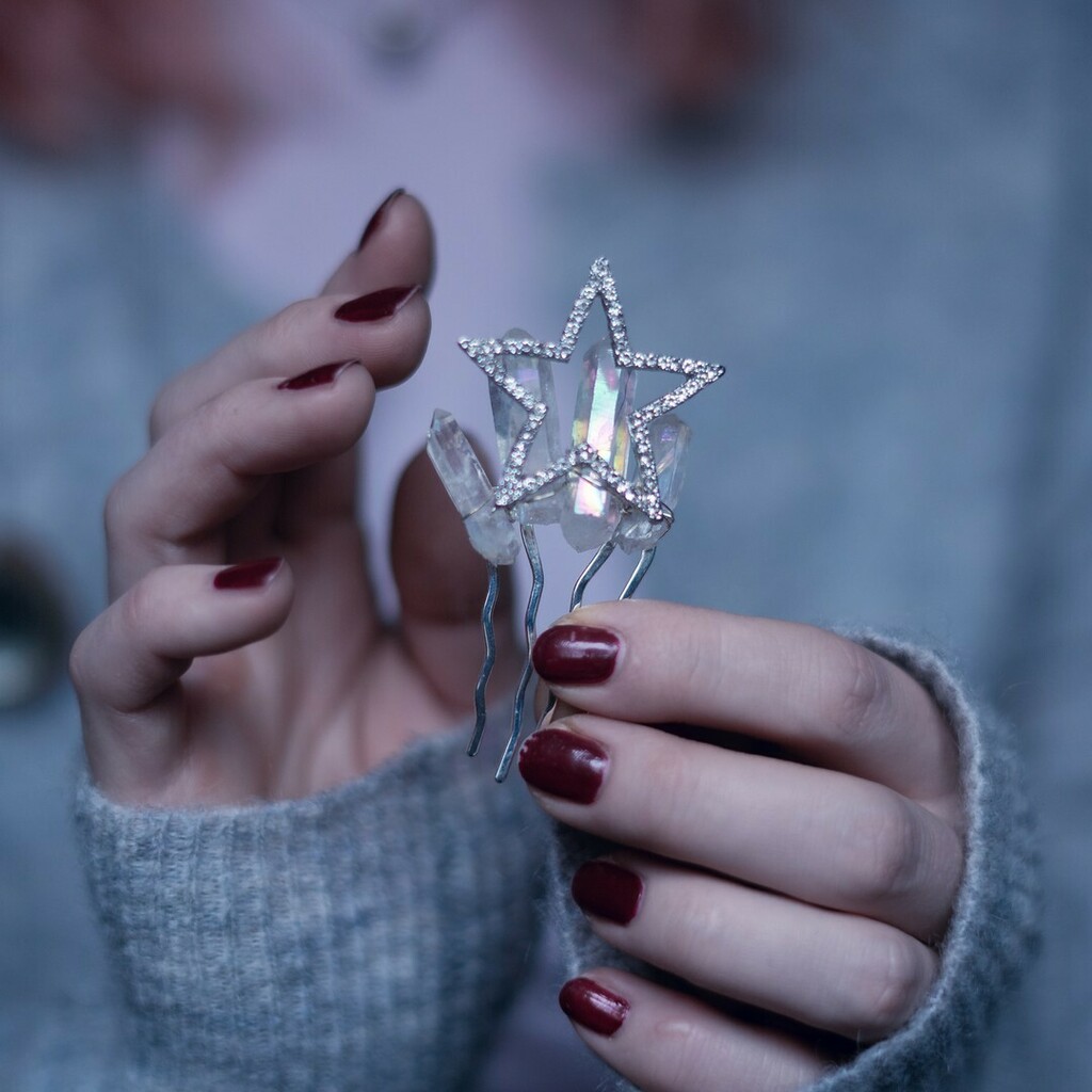 moondome_uk's tweet photo. We all just a stars trying to light up the darkness arouns ✨ Tag someone's who is brighte#crystalheadpiece 
Diamonds hair comb with aura quartz, £45 and free UK/EU shipping 
.
#crystalcrowns #quartzcrown #quartzcrystal #weddingcrown #weddingtiara #crystaltiara #weddinghair #… https://t.co/GxE3nr8n85